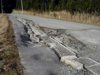 写真：補修の進んでいない道路