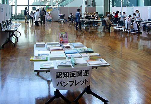 写真：リハセン紹介展示の様子1